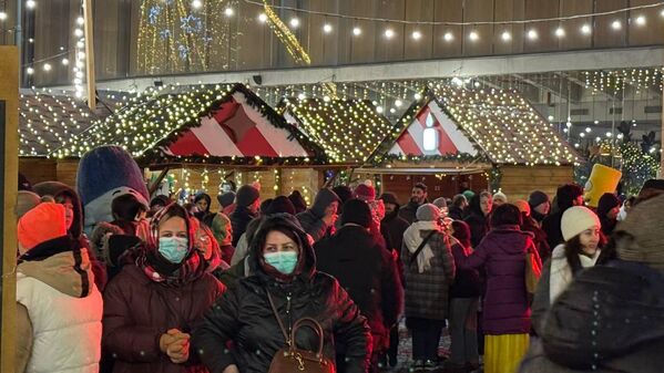 Вначале планировалось, что "Новогодняя деревня" будет работать до Рождества 7 января.  - Sputnik Грузия