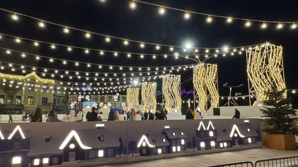 Тут же разместили и огромный новогодний каток.  - Sputnik Грузия