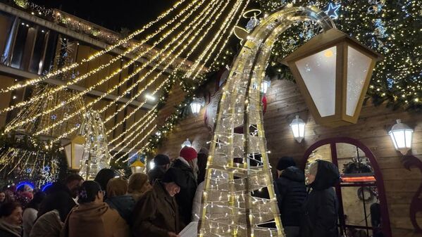 Вся территория площади была празднично украшена.  - Sputnik Грузия