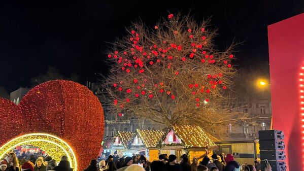 У центрального входа в "Новогоднюю деревню" так красиво украсили сердечками одно из деревьев.   - Sputnik Грузия