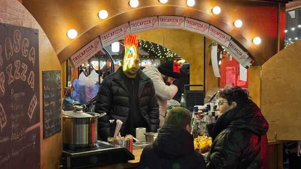 სტუმრებს შეეძლოთ „საახალწლო სოფელში“ მთელი დღის მანძილზე გაეტარებინათ დრო, განსაკუთრებით თბილ ამინდში. - Sputnik საქართველო