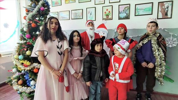 Ученики русской школы получили подарки от Федерации футбола Грузии - видео - Sputnik Грузия