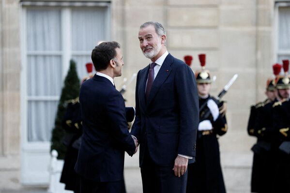 Президент Франции Эммануэль Макрон и король Испании Филипп VI в Елисейском дворце в Париже. - Sputnik Грузия