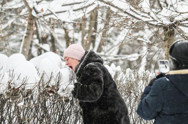 Прохожие дурачатся в парке в Москве - Sputnik Грузия
