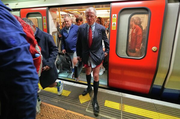 Пассажиры едут в лондонском метро во время ежегодной акции "Поездка в метро без штанов". მგზავრები ლონდონის მეტროში ყოველწლიური აქცია „მეტროში შარვლის გარეშე“ ფარგლებში. - Sputnik საქართველო