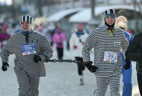 საშობაო ნახევარმარათონის მონაწილეები ომსკში. - Sputnik საქართველო