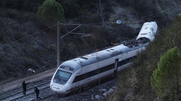 Один из поездов на месте схода с рельсов двух высокоскоростных составов в Кордове, Испания. - Sputnik Грузия