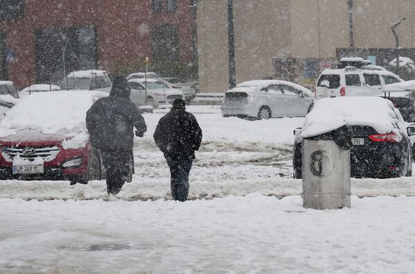 Хотя снег создал проблемы как для пешеходов,  - Sputnik Грузия