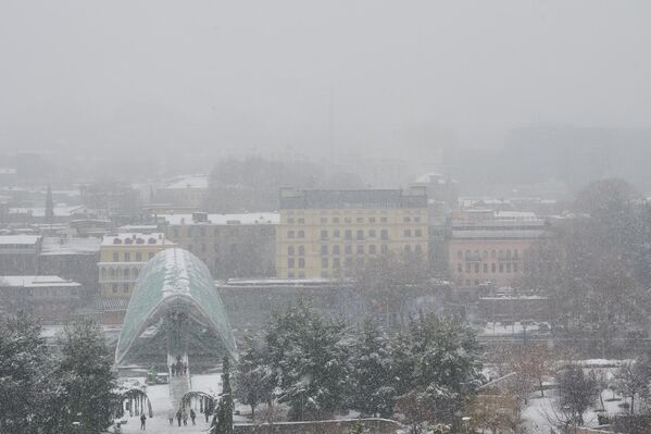 Жители Тбилиси в дни снегопада словно оказались в сказке  - Sputnik Грузия