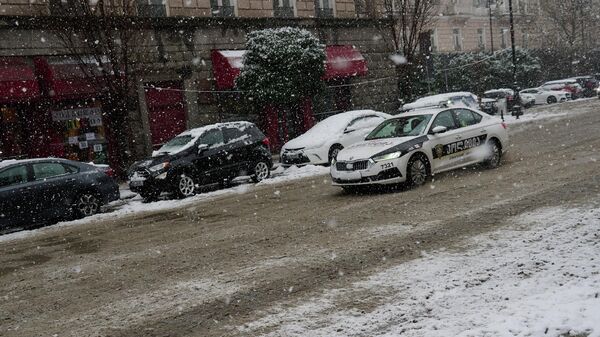 Снегопад в Тбилиси - полиция едет по проспекту Агмашенебели  - Sputnik Грузия