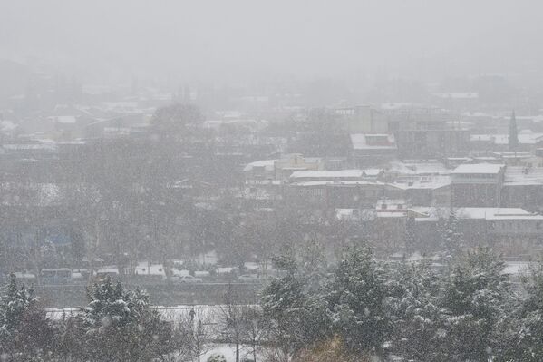Туман скрывает район Мтацминда во время снегопада - Sputnik Грузия
