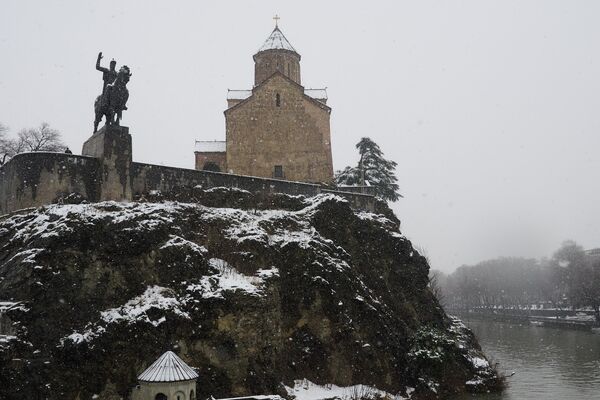 Снег в столице Грузии идет редко и, как правило, не задерживается надолго - Sputnik Грузия