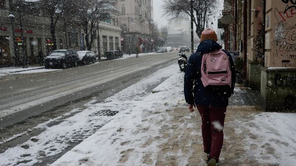 Снегопад в Тбилиси - прохожие на проспекте Агмашенебели - Sputnik Грузия