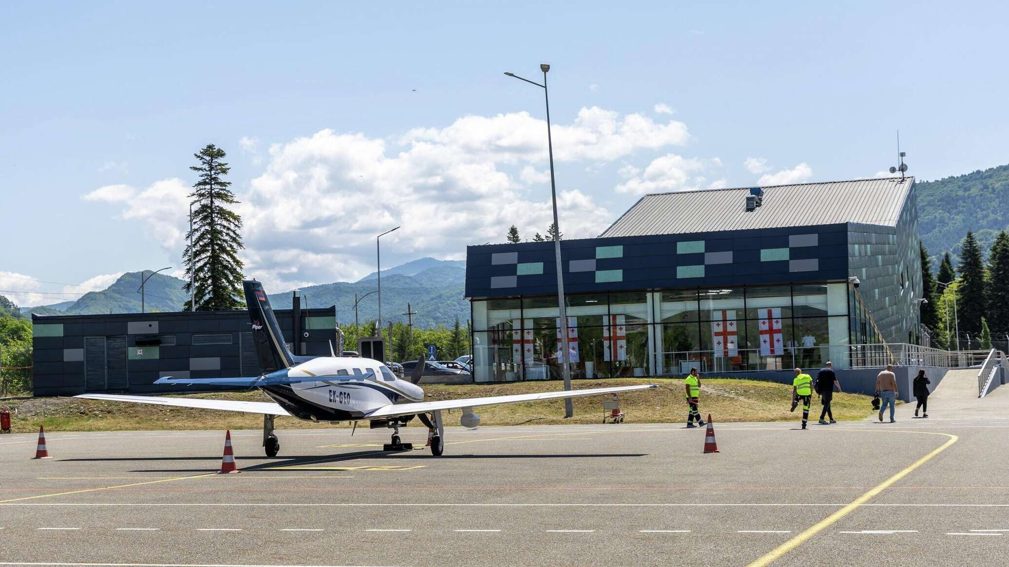 ამბროლაურის აეროპორტი 9 წლისაა