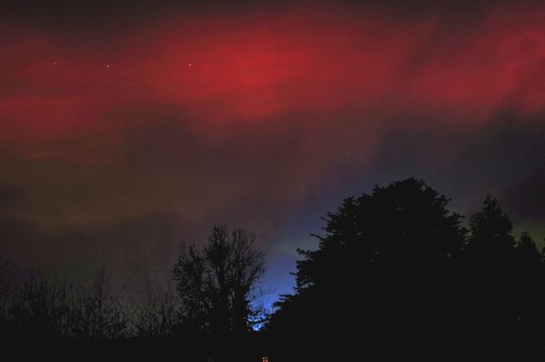 Северное сияние над Шропширскими холмами в Британии. - Sputnik Грузия