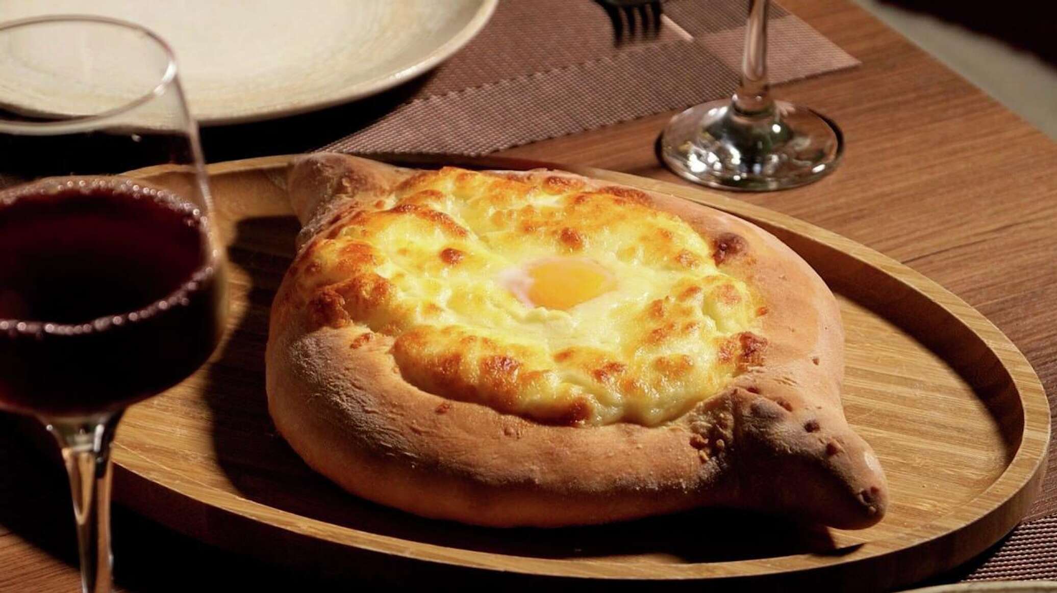 ტურისტები ქართულ რესტორნებში ადგილობრივებთან შედარებით თითქმის ხუთჯერ მეტს ხარჯავენ: ვიდეო