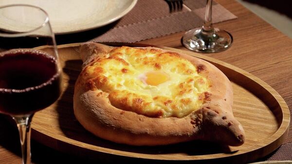 ტურისტები ქართულ რესტორნებში ადგილობრივებთან შედარებით თითქმის ხუთჯერ მეტს ხარჯავენ - Sputnik საქართველო