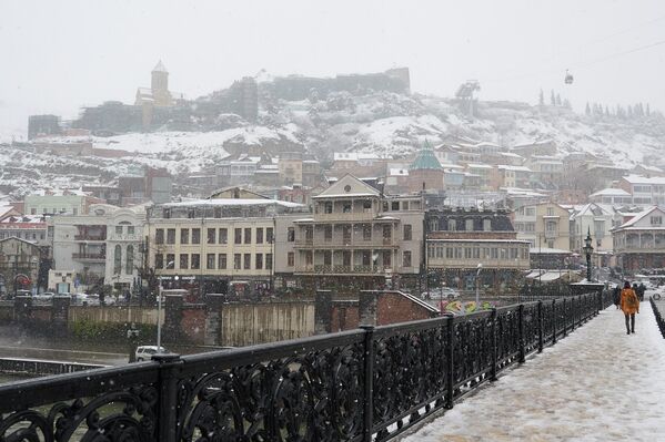 მთელი თბილისი თეთრ საბურველში გაეხვია, რაც დედაქალაქისთვის იშვიათი მოვლენაა. - Sputnik საქართველო