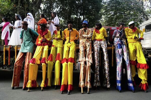 Мужчины на ходулях ожидают начала представления в Калькутте. - Sputnik Грузия