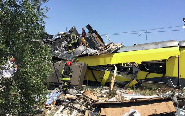 Лобовое столкновение двух пригородных поездов 12 июля 2016 года неподалеку от итальянского города Андрия, в результате которого погибли несколько человек. - Sputnik Грузия