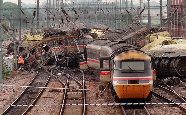 Разрушенные вагоны возле станции Саутхолл на западе Лондона 19 сентября 1997 года после столкновения скоростного пригородного и грузового поездов. В результате инцидента  погибли по меньшей мере семь человек и до 150 получили ранения. - Sputnik Грузия