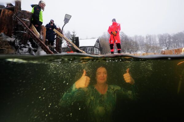 სანკტ-პეტერბურგში ნათლისღების დღესასწაულზე განბანვის ცერემონია. - Sputnik საქართველო