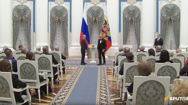 Путин вручает государственные награды в Москве - видео - Sputnik Грузия