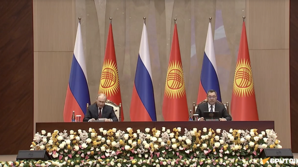 Путин и Жапаров проводят переговоры в Бишкеке - видео - Sputnik Грузия