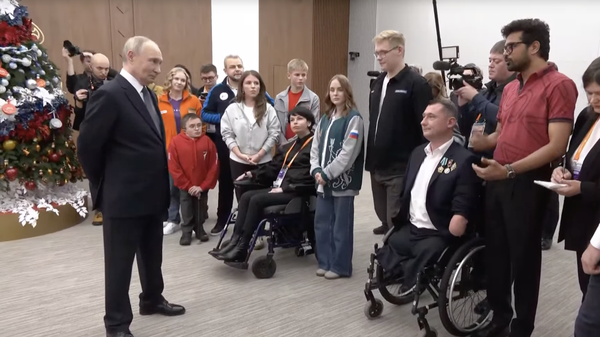 Путин участвует в благотворительной акции Елка желаний - видео - Sputnik Грузия