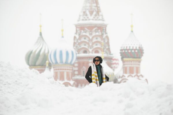 Девушка на Красной площади во время снегопада в Москве.  - Sputnik Грузия