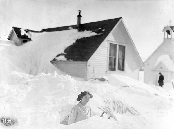 Женщина в снежном заносе после шторма в городе Валдиз на Аляске. - Sputnik Грузия