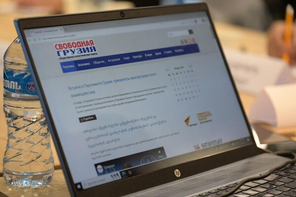 Отдельно Давитая раскритиковал политическую систему последних лет, утверждая, что в Грузии фактически исчезла сильная "середина" – общественно-политический слой, способный предлагать взвешенные альтернативы. - Sputnik Грузия