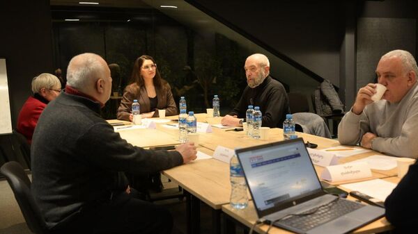 Круглый стол газеты Свободная Грузия с участием грузинских политологов и экспертов.  - Sputnik Грузия