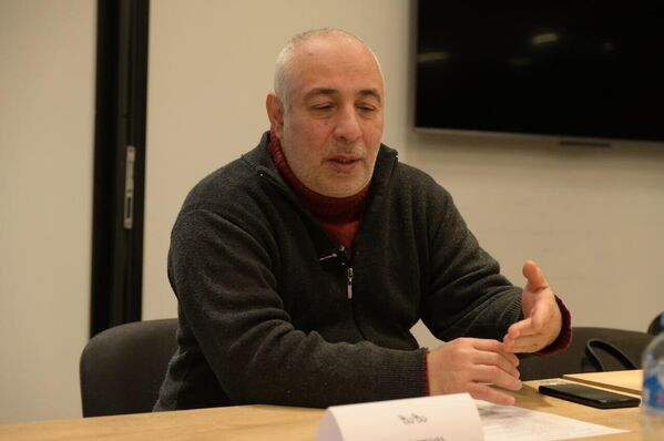 По его мнению, общество в стране ослаблено, демографически и ценностно размыто, а пространство для полноценной общественной дискуссии искусственно сужено, что снижает реальное влияние граждан на стратегический выбор государства. - Sputnik Грузия