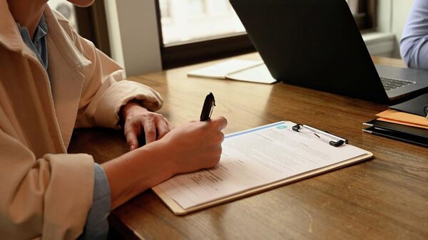 Иностранцам в Грузии с 2026 года потребуется разрешение на работу - видео - Sputnik Грузия