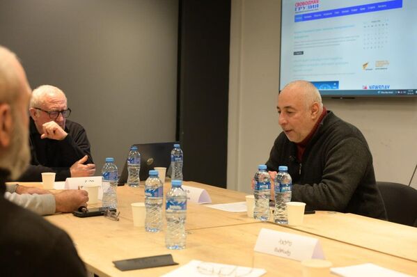 ჟურნალისტი ზაზა დავითაია მიიჩნევს, რომ დღეს მთავარი კითხვაა გლობალური კრიზისის ფონზე თუ რამდენად გამოხატავს საქართველოს ხელსუფლება საკუთარი ხალხის ნებას. - Sputnik საქართველო