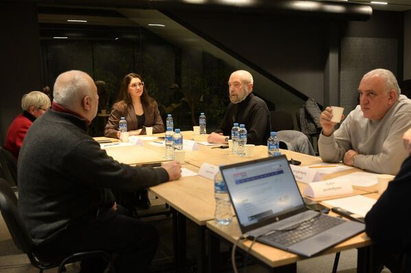 კრიზისიდან გამოსავალს ის მკაცრ პრაგმატიზმში ხედავს: „წითელ ხაზებზე“ უარში, მოქნილი საგარეო პოლიტიკის გატარებასა და ქვეყნის გადარჩენის ინტერესებზე ფოკუსირებაში. მაგალითად, იგი ანაკლიის პორტის პროექტს და მასში ჩინეთის მონაწილეობას ასახელებს როგორც ერთადერთ ინვესტორს, რომელსაც რუსეთი არ დაბლოკავს. - Sputnik საქართველო