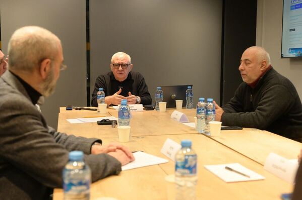 „ჩვენ არ გვჭირდება მატარებლის ძებნა, რომელშიც უნდა ავიდეთ. უამრავი მატარებელი დადის. კითხვა ასეთია: შეგვიძლია თუ არა რკინიგზის სისტემის აშენება ისე, რომ ყველას შეეძლოს დასავლეთში, აღმოსავლეთში, ჩრდილოეთსა ან სამხრეთში მგზავრობა ისე, რომ ხალხის მტრად არ ჩაითვალოს?“ - თქვა რუსეცკიმ. - Sputnik საქართველო