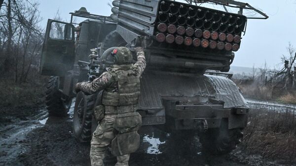 Боевая работа РСЗО Град группировки войск Центр на Красноармейском направлении СВО - Sputnik Грузия