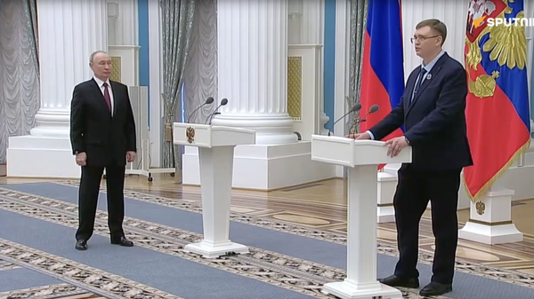 Путин вручил премии в области науки и инноваций молодым ученым - видео - Sputnik Грузия