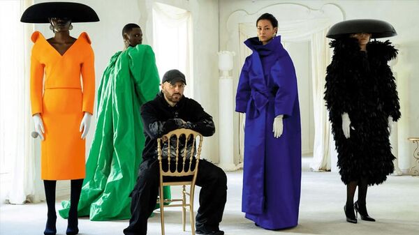 Высокая мода и необычные модели дизайнера Демны Гвасалия - видео - Sputnik Грузия