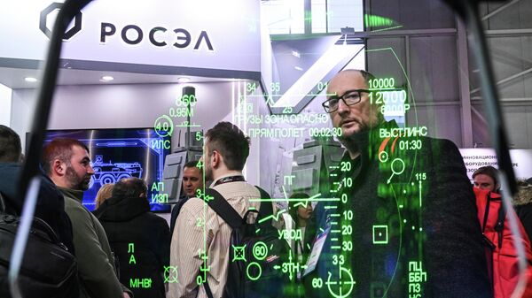 Широкоформатный коллиматорный индикатор - индикатор на лобовом стекле (ИЛС), разработанный Раменским приборостроительным конструкторским бюро, на стенде КРЭТ на выставке НАИС 2026 в Москве - Sputnik Грузия
