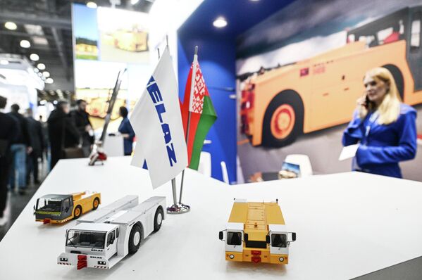 Стенд "БелАЗа". - Sputnik Грузия