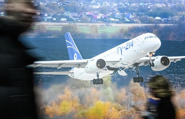 რუსული Tu-214 საშუალომაგისტრალური თვითმფრინავის ამსახველი პოსტერი. - Sputnik საქართველო