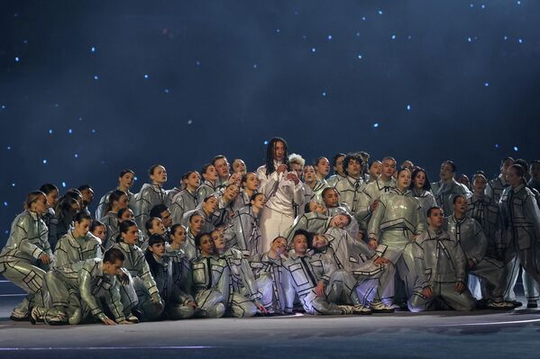 Огромное количество артистов, танцоров и музыкантов были привлечены к участию в шоу.  - Sputnik Грузия