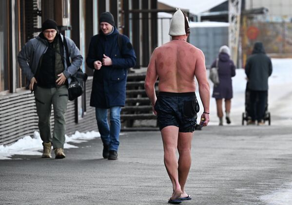 Горожане на Набережной улице во Владивостоке - Sputnik Грузия