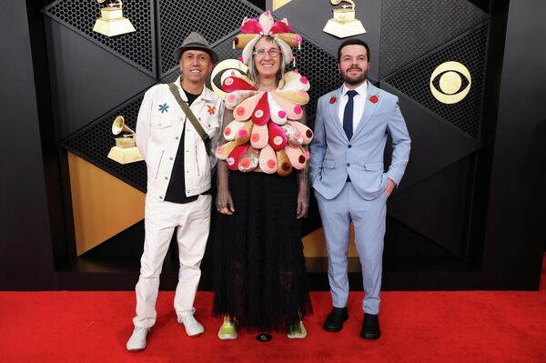 Участники группы Aterciopelados на красной дорожке во время 68-й ежегодной церемонии вручения премии "Грэмми" в Лос-Анджелесе. - Sputnik Грузия