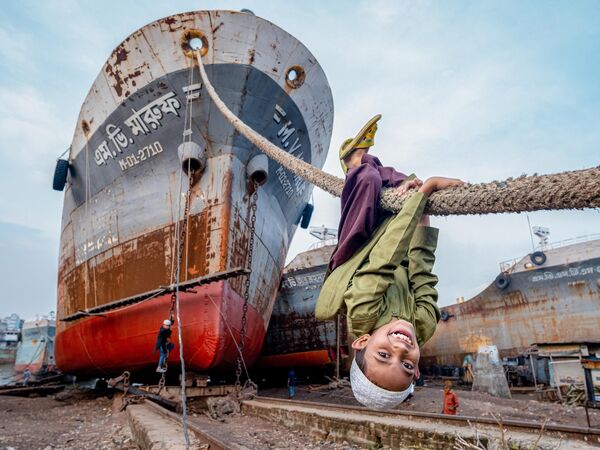„აბასი გემთსაშენ ქარხანაში გემის თოკებით ერთობა“, ბანგლადეშელი ფოტოგრაფ რაკიბულ ალამ ხანის ნამუშევარი. - Sputnik საქართველო