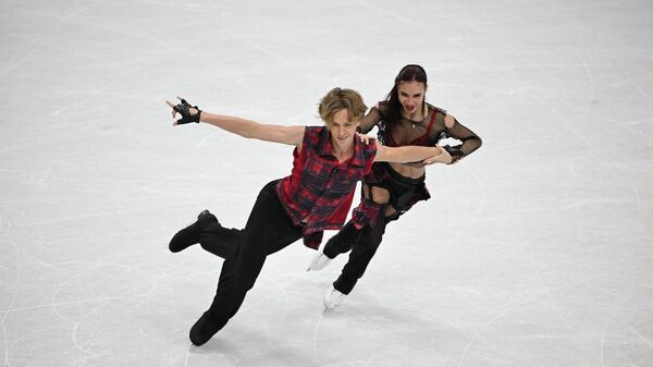 Фигуристы Диана Дэвис и Глеб Смолкин - Sputnik Грузия