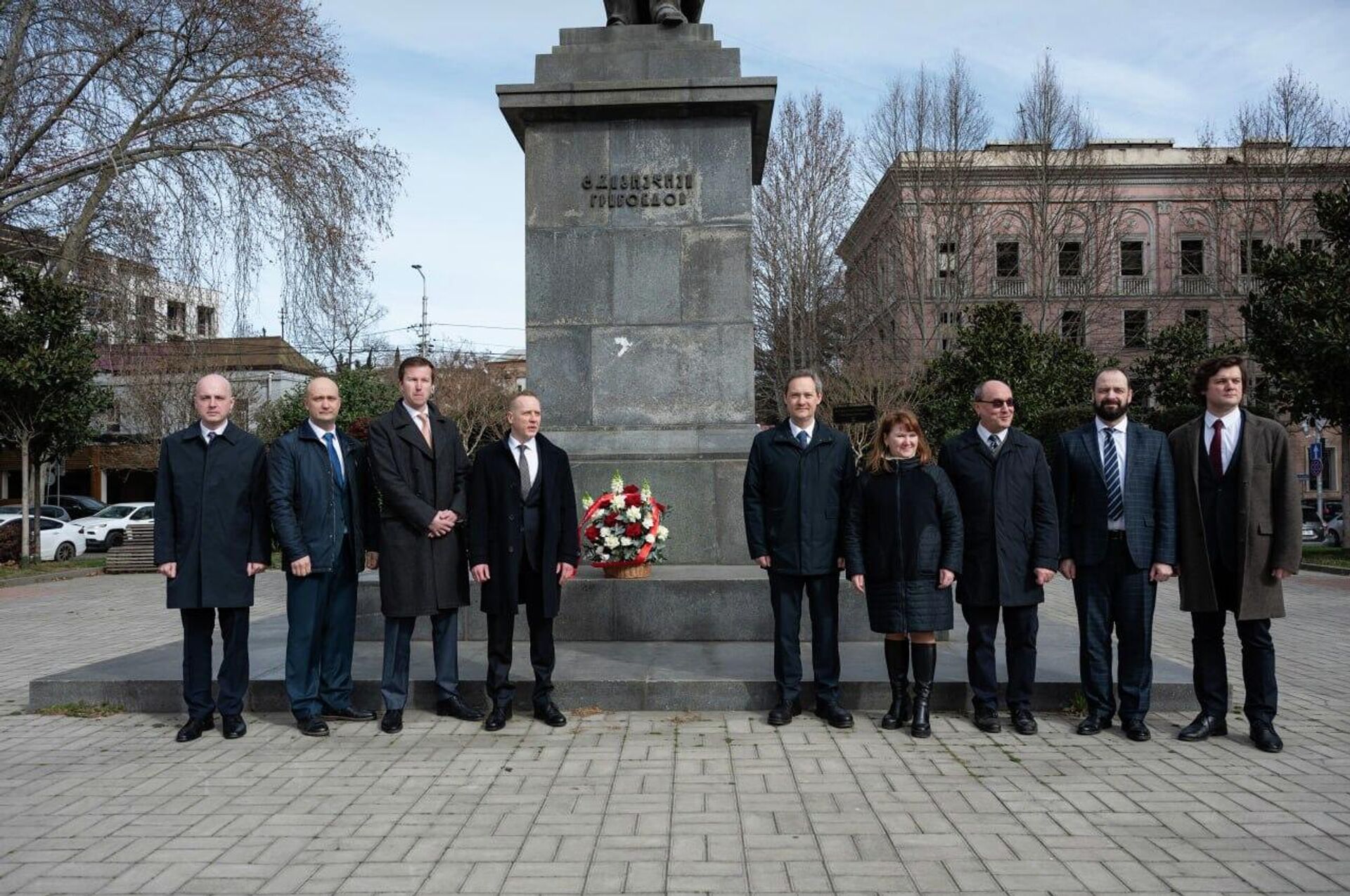 Возложение венков к памятнику Александра Грибоедова в Тбилиси в День дипломатического работника - Sputnik Грузия, 1920, 10.02.2026